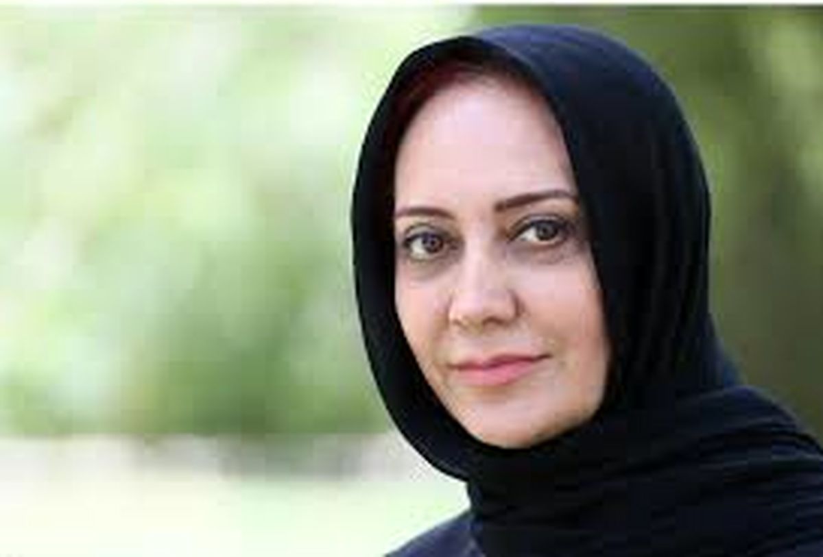شیرین بینا در کنار رفقای بازیگرش