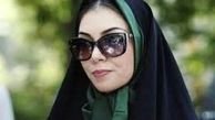دختر «آزاده نامداری» با کارت مامانش در جشنواره فجر/عکس