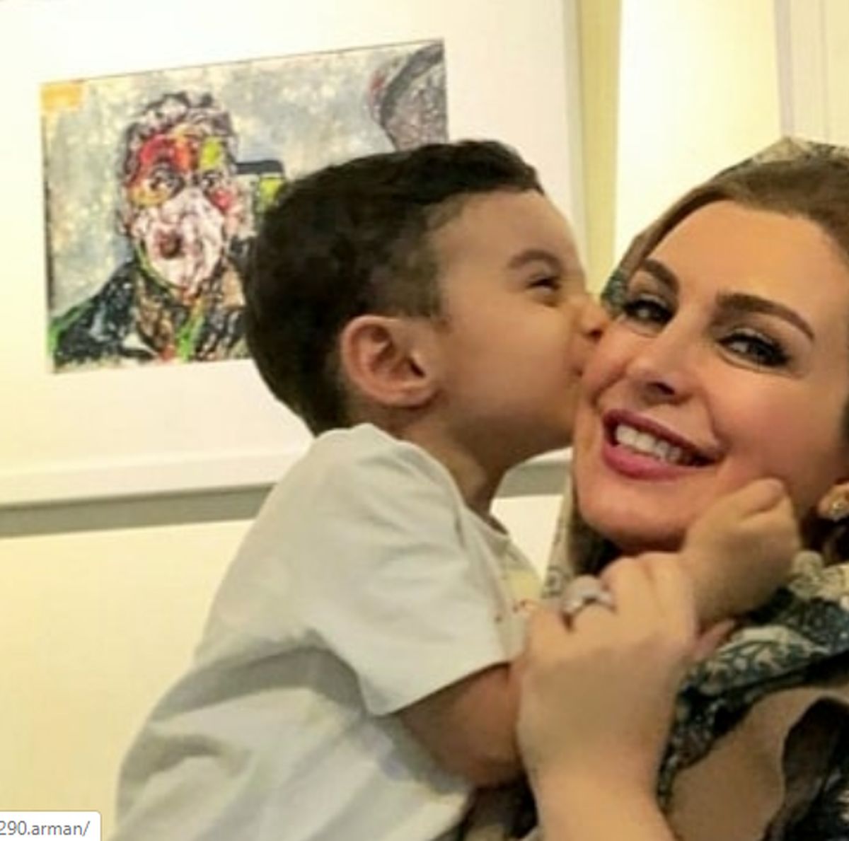 بوسه جانانه پسر ماهچهره خلیلی به مادرش