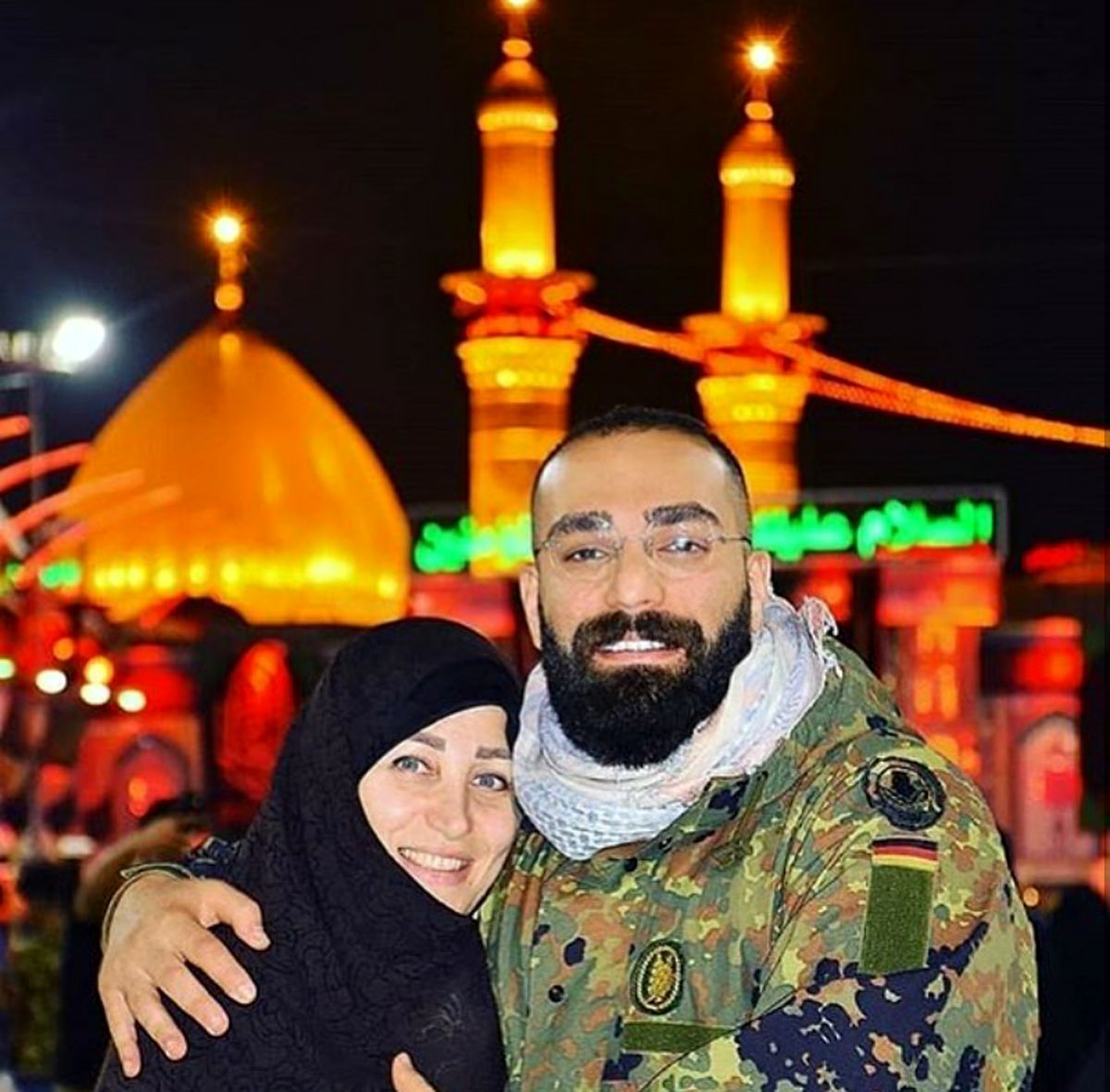 خواننده پرحاشیه در کنار مادرش در سفر+عکس
