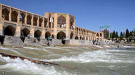 نجات دختر 3 ساله از میان امواج خروشان زاینده رود 