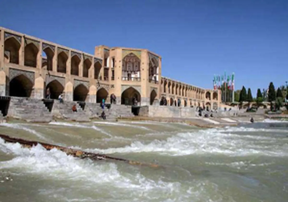 نجات دختر 3 ساله از میان امواج خروشان زاینده رود 
