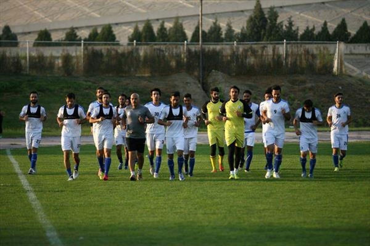
استقلالی‌ها بعد از جلسه فنی در استخر