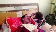 بچه ۲ ساله‌ای که برای مادرش، مادری می‌کند+تصاویر