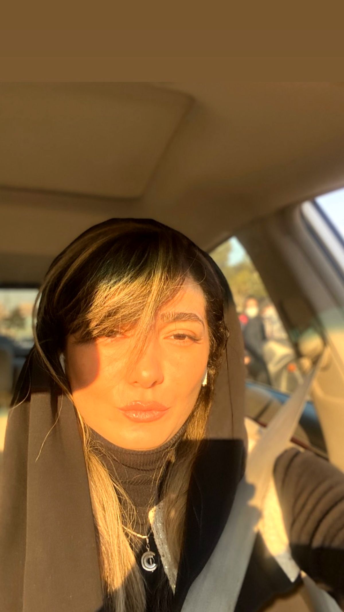 چهره نورانی مینا وحید در ماشینش + عکس