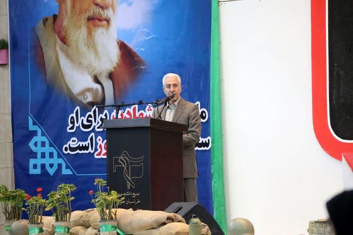 شهیدان، چراغ راه و الگوهای مطمئنی برای جوانان هستند