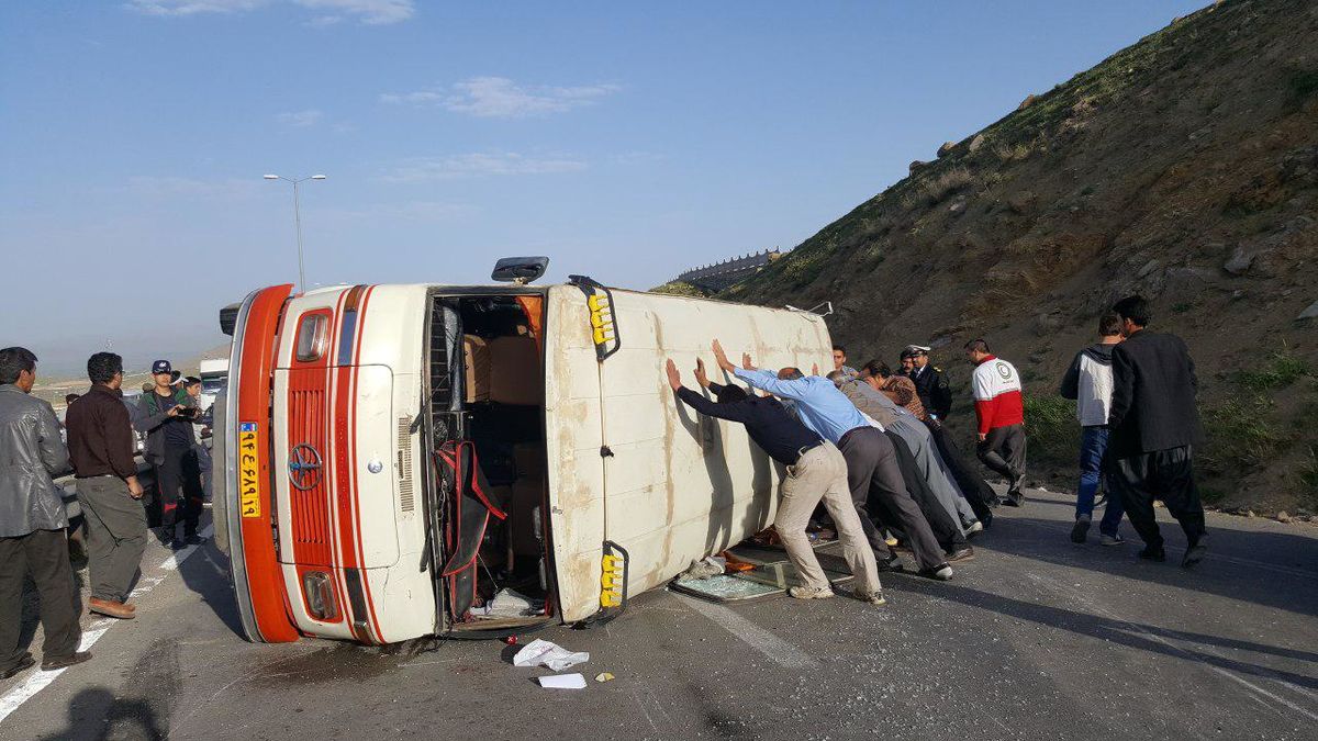 واژگونی مینی بوس در کرمانشاه 10 مجروح برجا گذاشت 