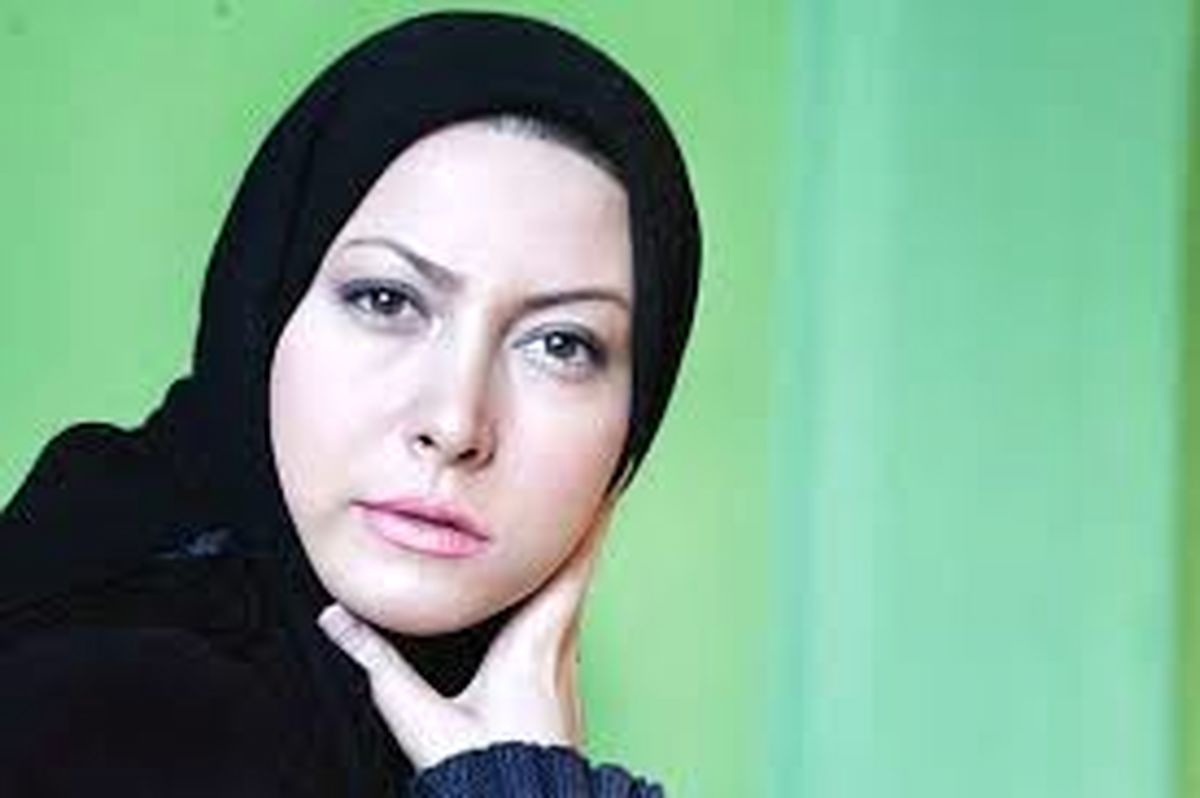 سلفی فریبا نادری با گردن کج!
