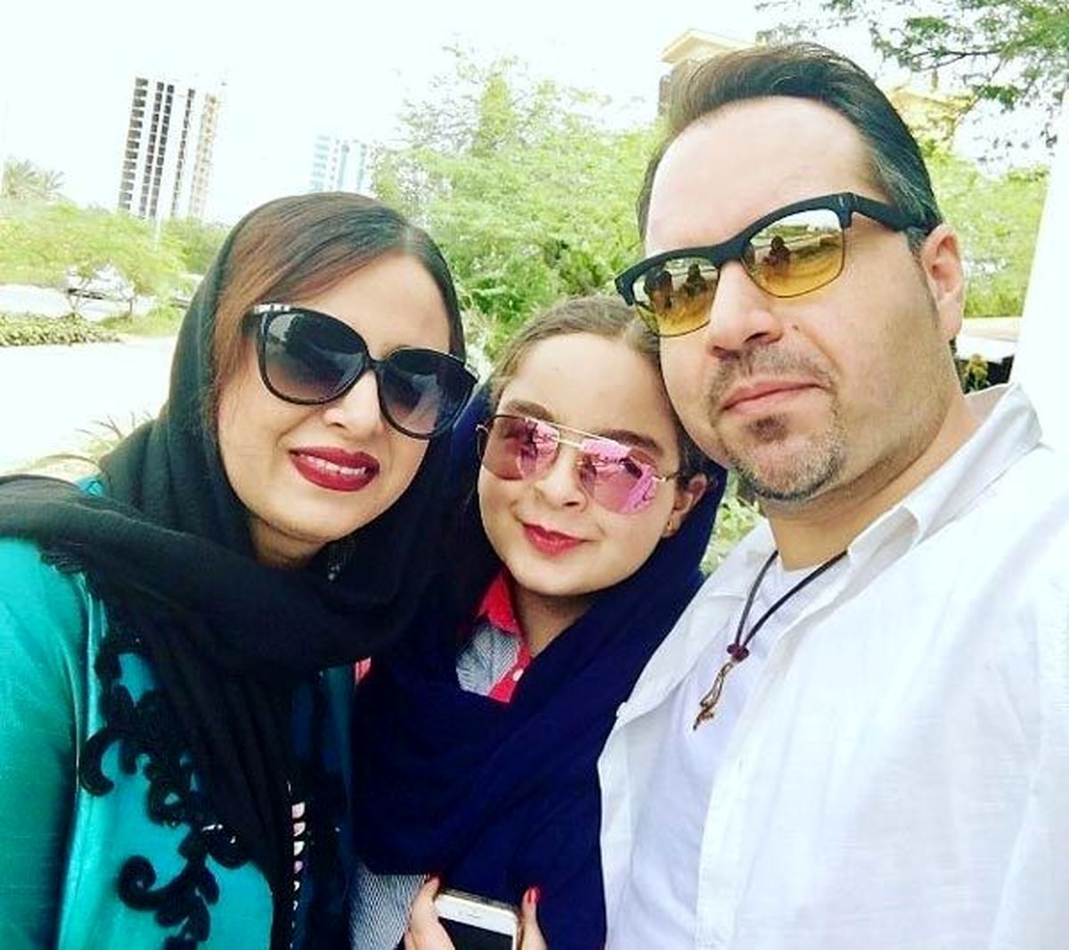 گردش شهرام قائدی و خانواده با عینک های خاصشان+عکس