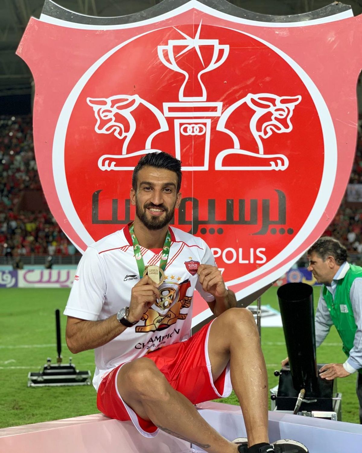 عکس حسین ماهینی در برد پرسپولیس