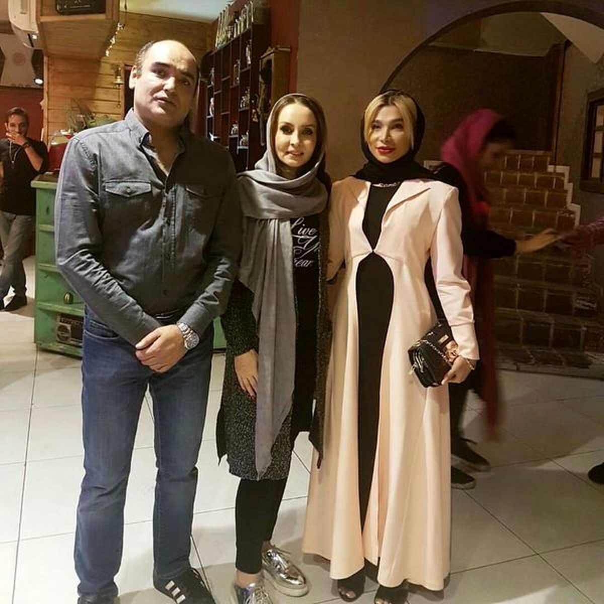 تیپ ساده حدیث فولادوند و همسرش در رستوران+عکس