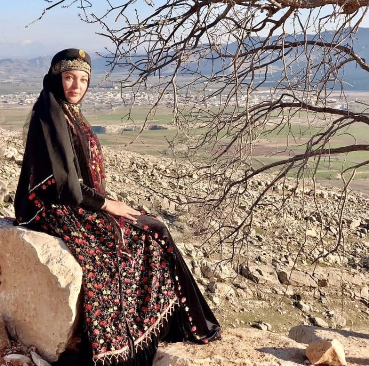 رزیتا غفاری با لباسی محلی در کوهستان + عکس