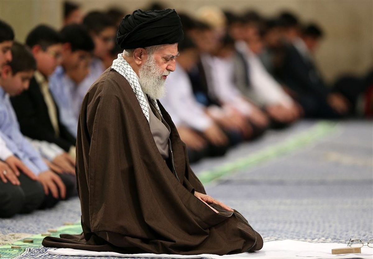 اقامه نماز جماعت ظهر و عصر به امامت امام‌خامنه‌ای در حسینیه امام خمینی(ره)