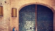 خانم مجری پشت در سرای بهشتیان+عکس