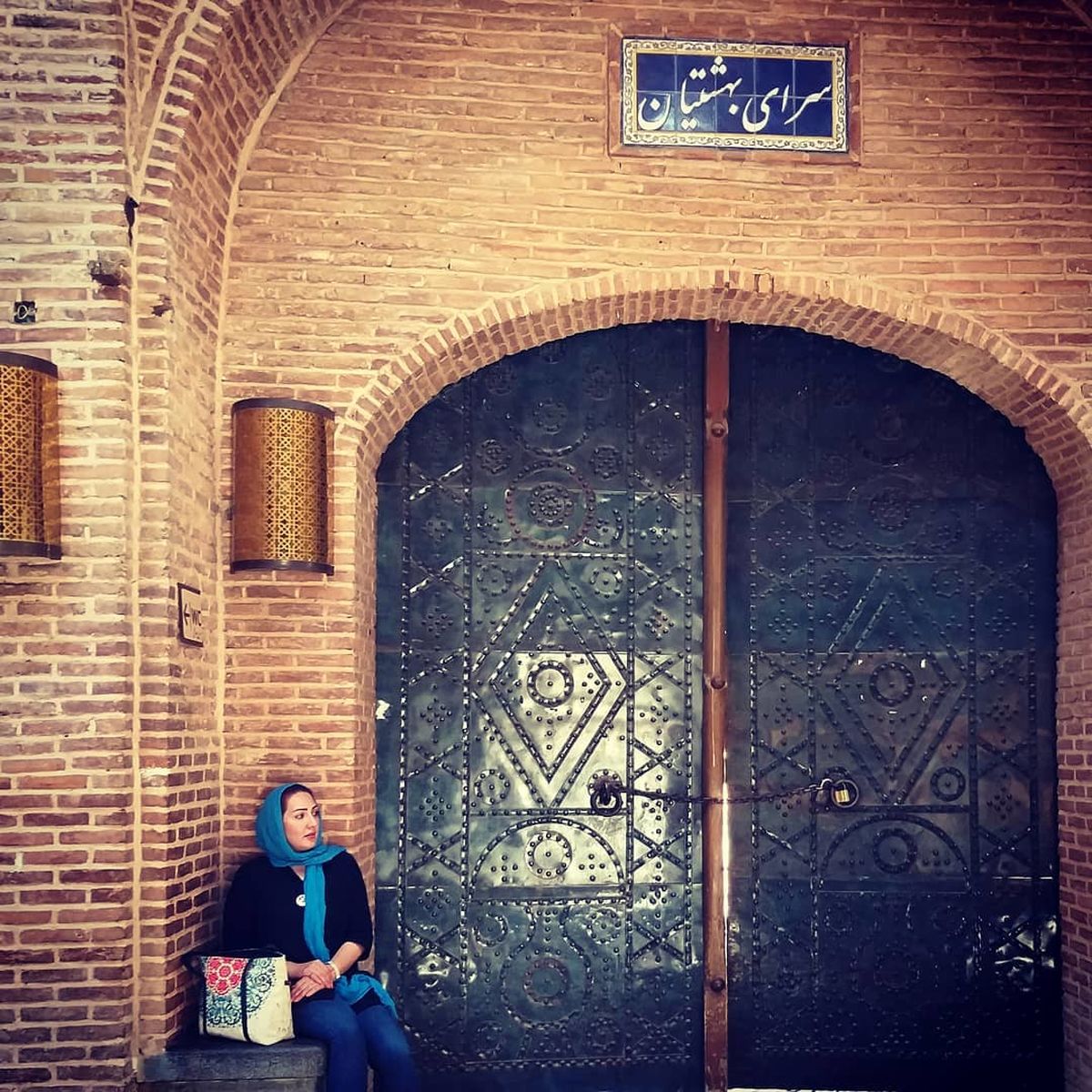 خانم مجری پشت در سرای بهشتیان+عکس