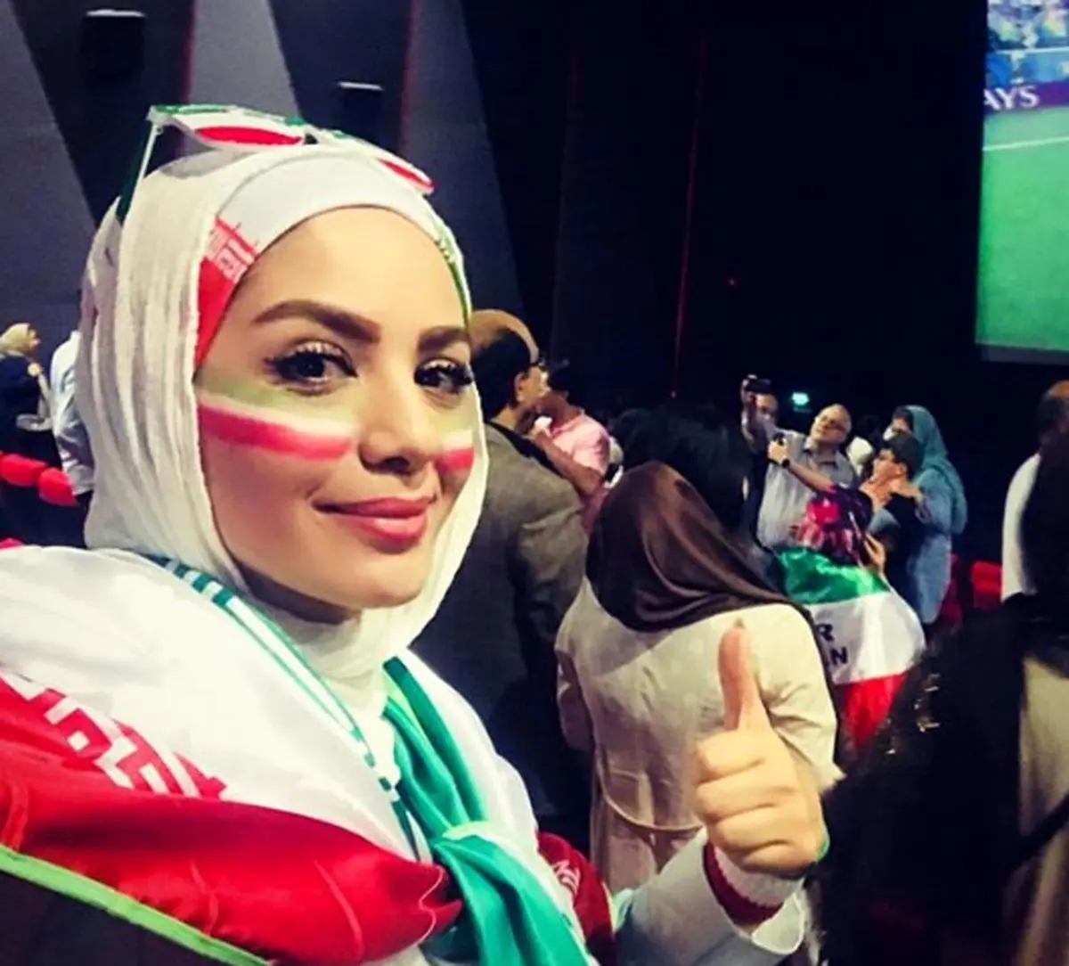 وقتی خانم مجری خودش را از سلبریتی ها جدا می کند!