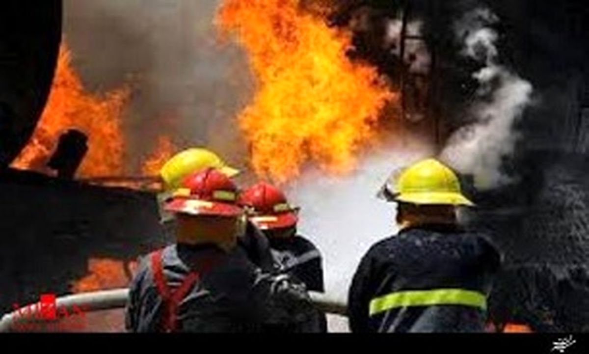 انبار لوازم خانگی در خیابان 17 شهریور از دیشب هنوز در آتش می سوزد