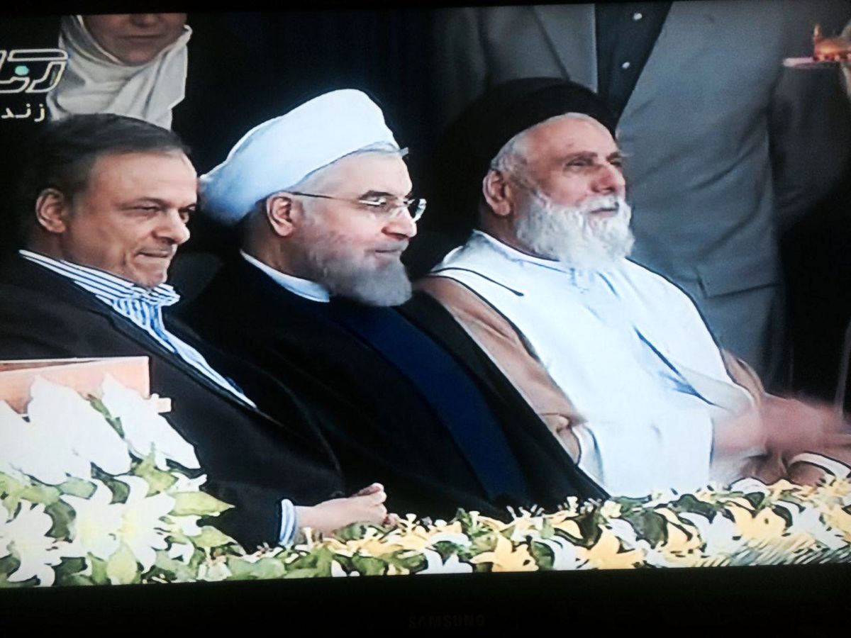 حواشی سفر روحانی به کرمان/تاخیر دوساعته شروع مراسم/حضور چشم گیر دانش آموزان 