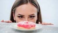 چرا دچار پرخوری عصبی می شویم و چگونه بر سلامت ما اثر می گذارد ؟