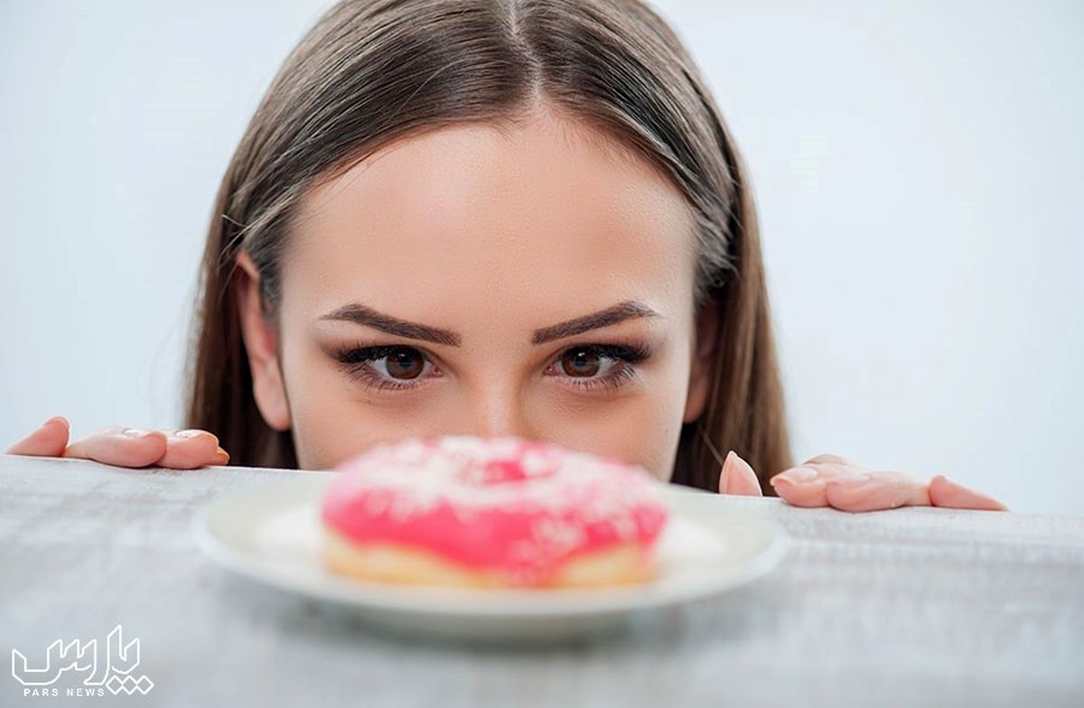 چرا دچار پرخوری عصبی می شویم و چگونه بر سلامت ما اثر می گذارد ؟