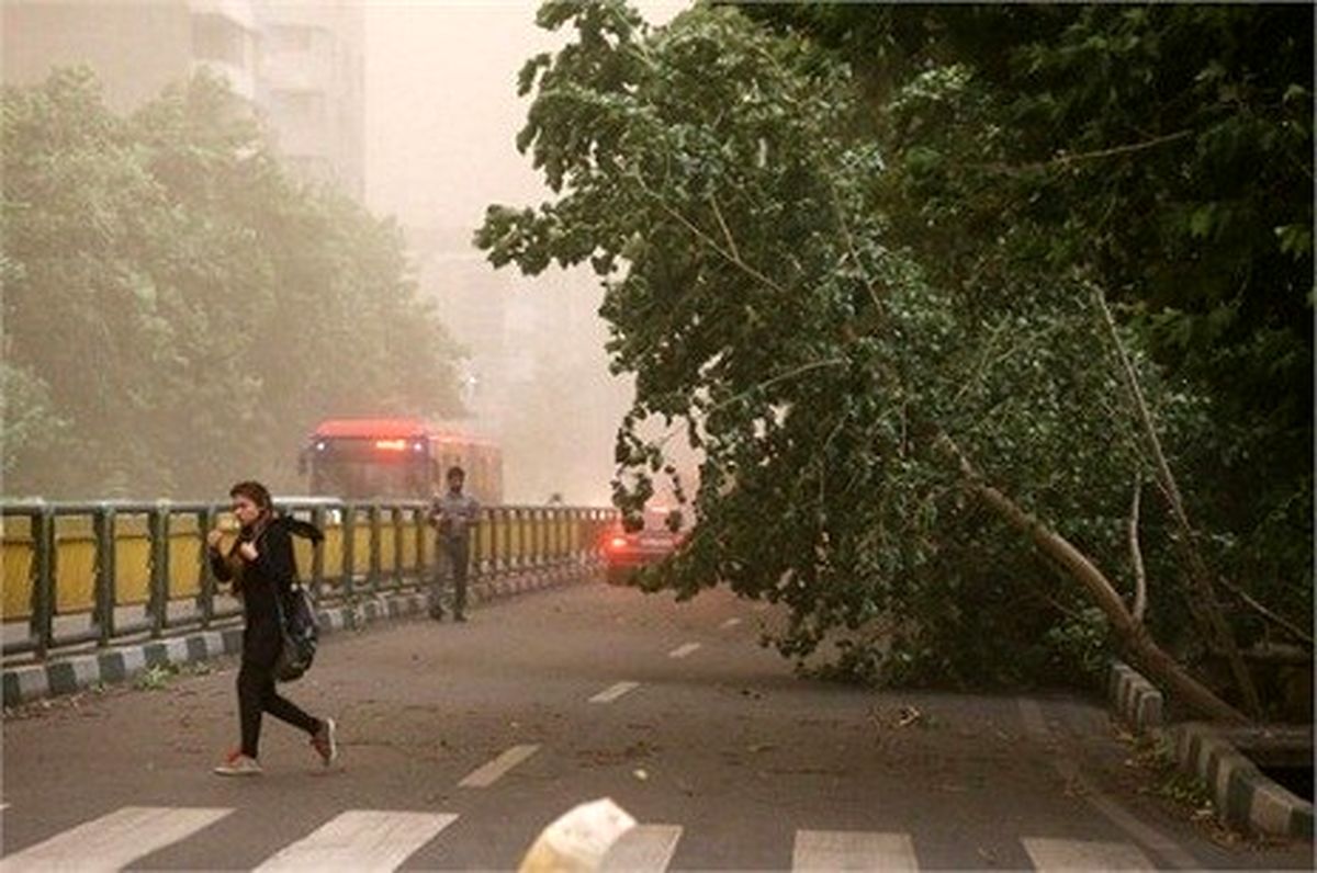 گرد و خاک تهران را فرا می‌گیرد