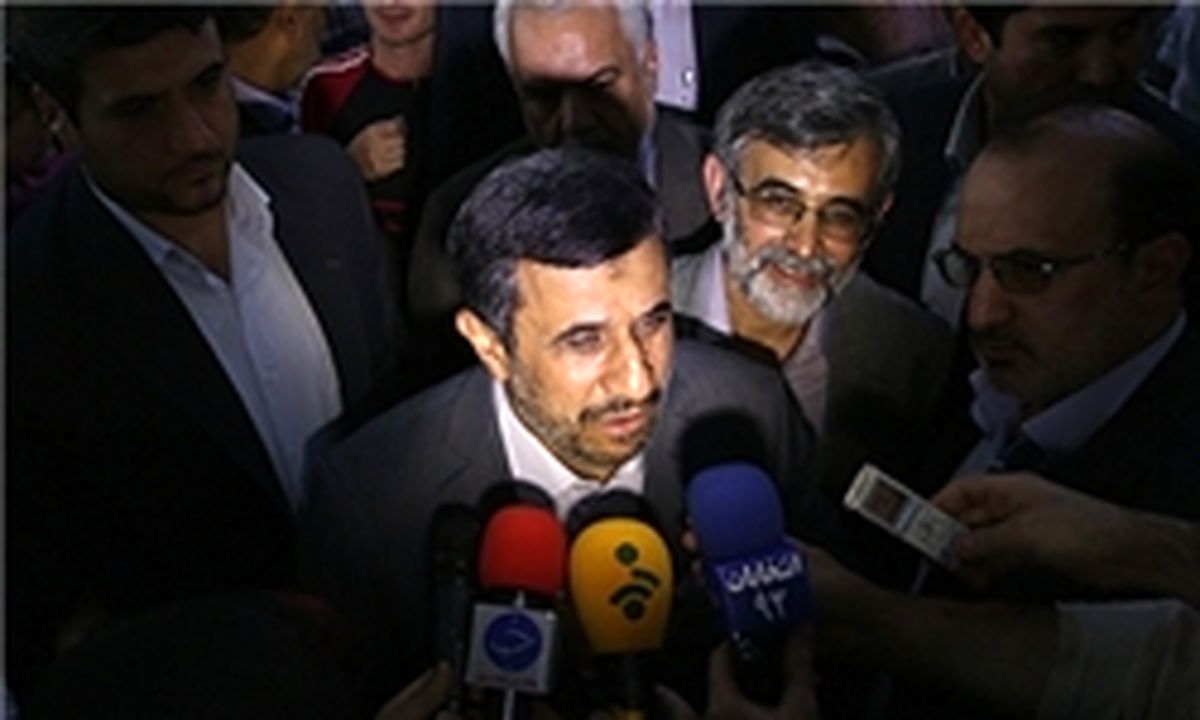 احمدی‌نژاد به صورت زنده با مردم سخن می‌گوید