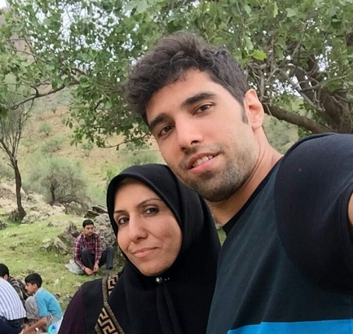 عکس والیبالیست عالی کشور کنار مادرش