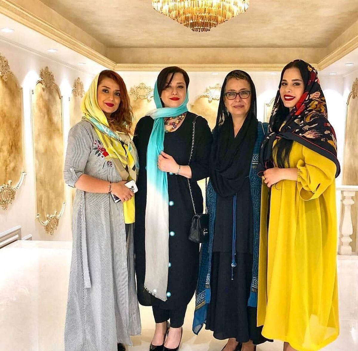 تیپ و استایل مهراوه شریفی نیا در کنار خواهرش
