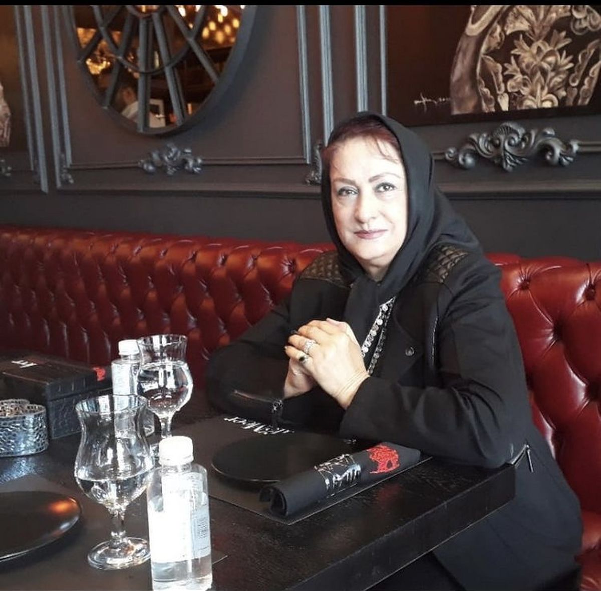 خانم بازیگر پیشکسوت در یک رستوران + عکس