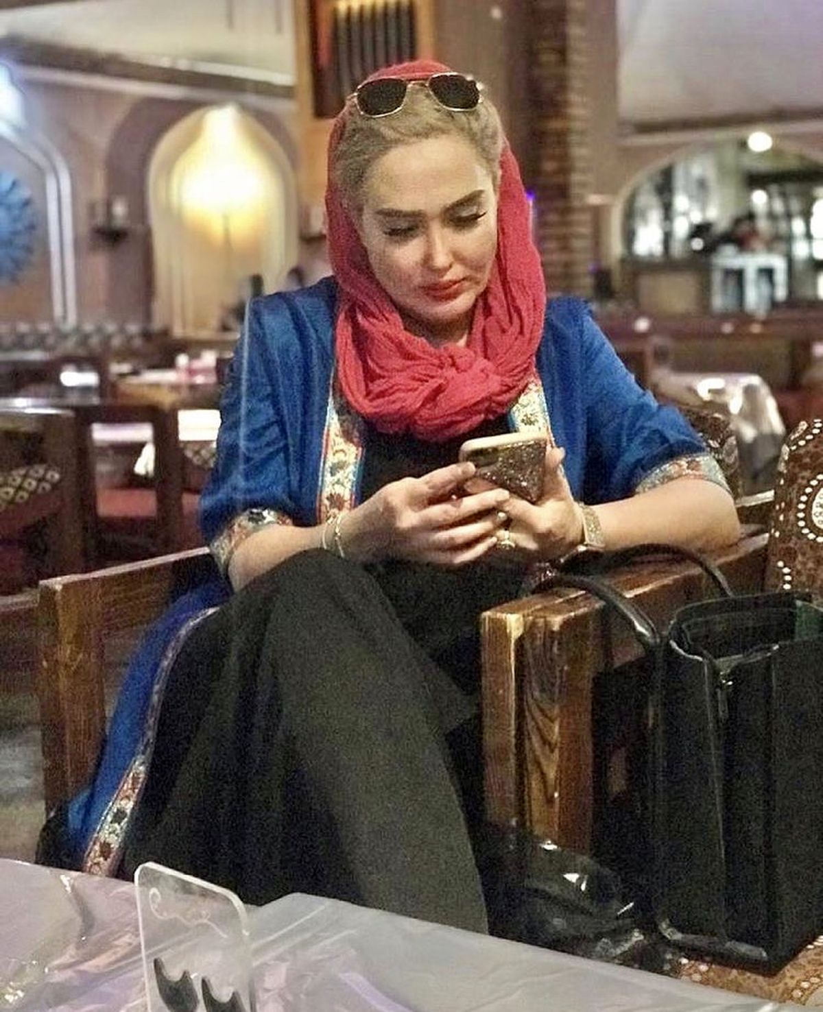 زهره فکورصبور در یک سفره خانه سنتی + عکس