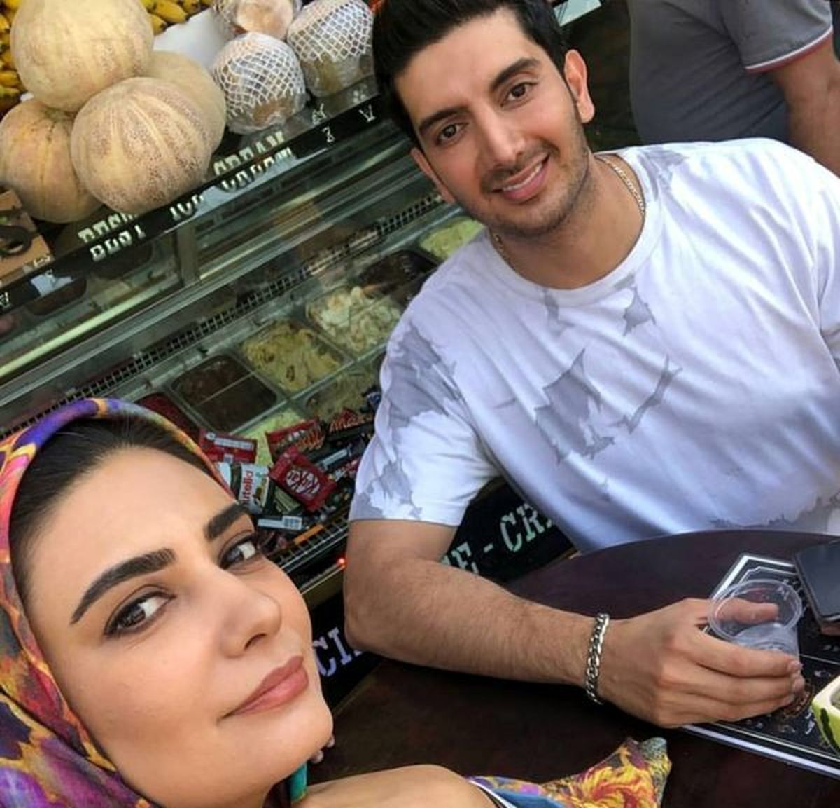 آبمیوه خوردن آقا و خانم بازیگر مانکن + عکس