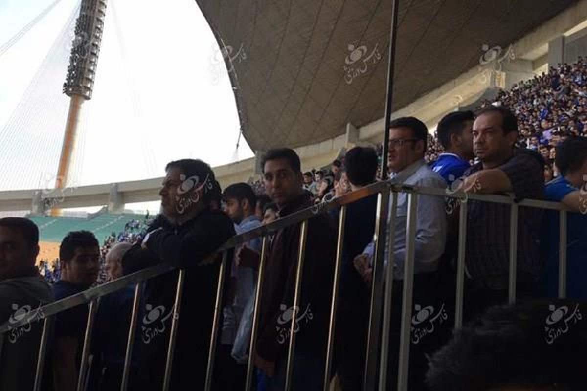 اعتراض هواداران استقلال به نحوه استقرار تماشاگران و کنایه به مهاجمان درون زمین با تشویق تیام+ عکس