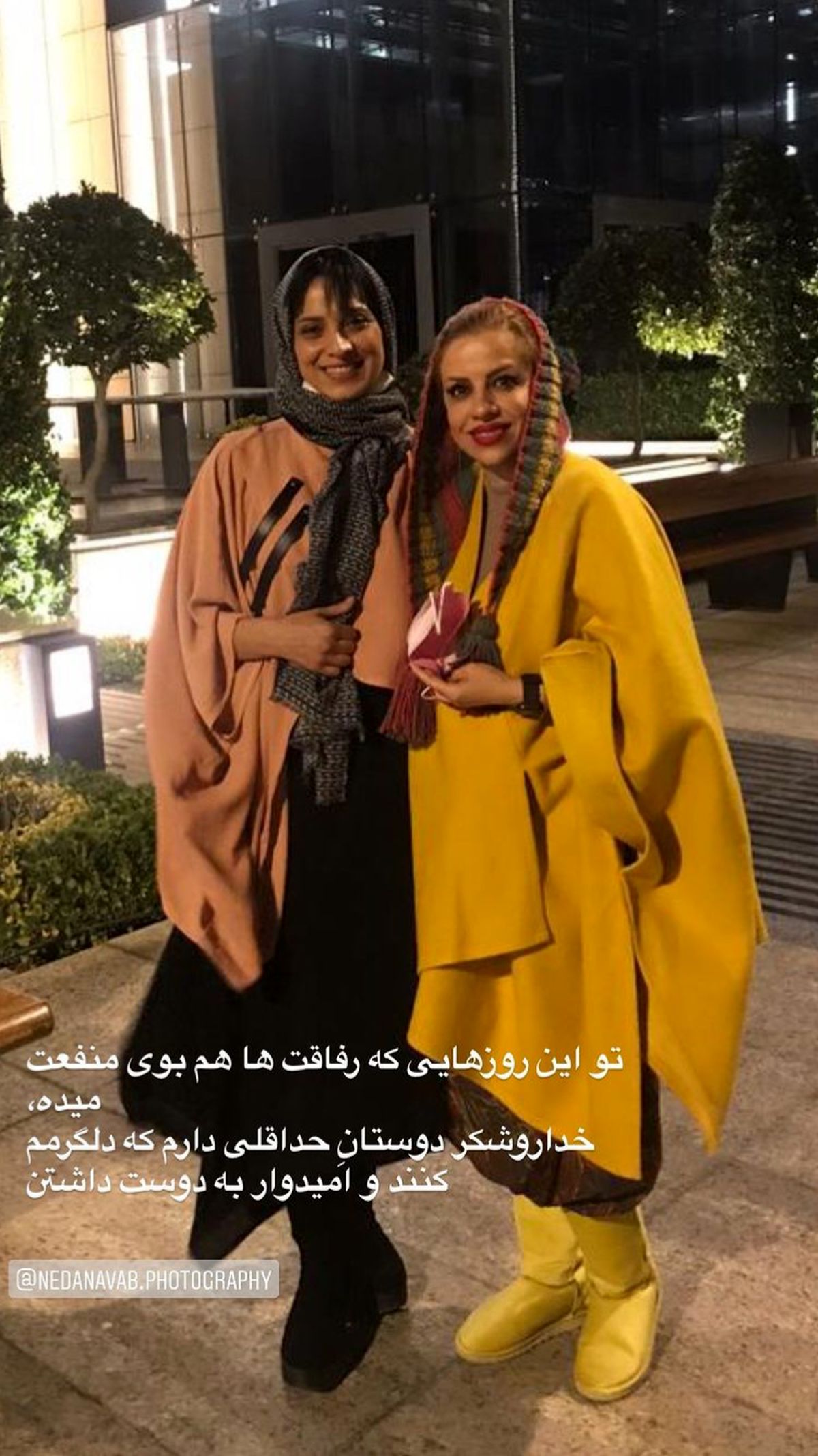 تیپ عجیب روشنک عجمیان در کنار دوستش + عکس
