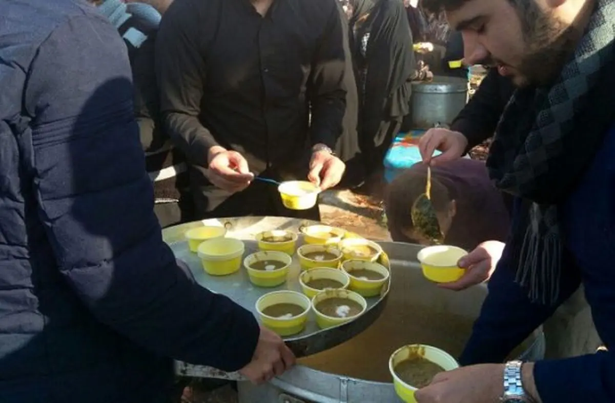 خادمان اربعین در میانه میدان
