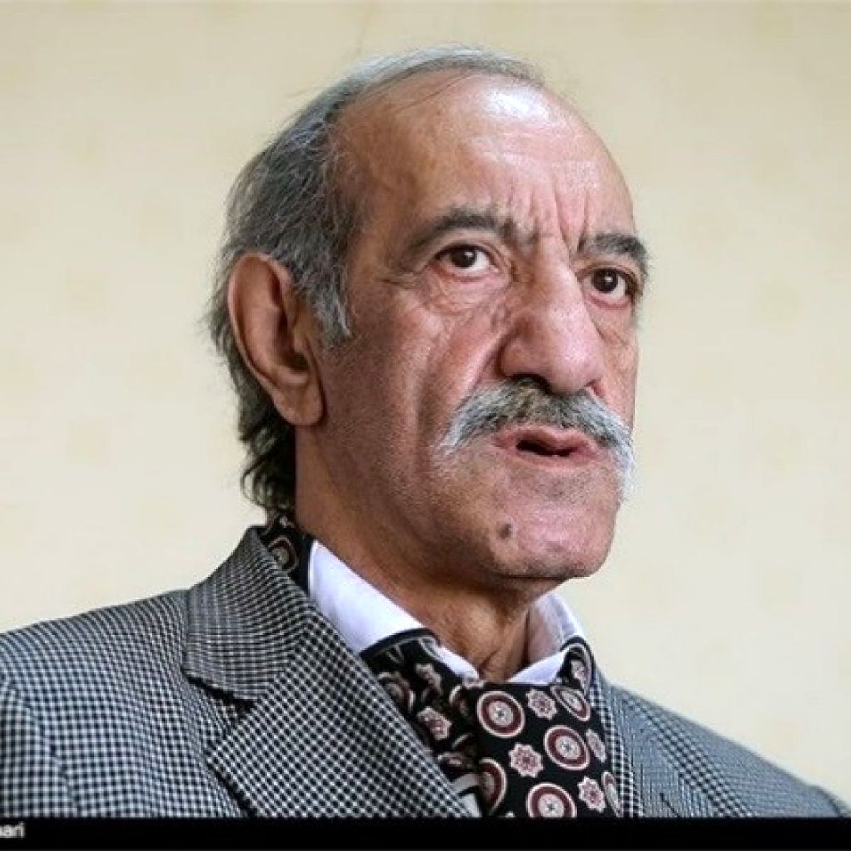  خواننده آثار ماندگار انقلابی اقامت در آمریکا را تکذیب کرد