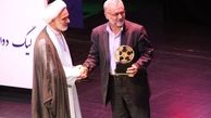 رفتار علیپور به گفتارش نمی خورد!