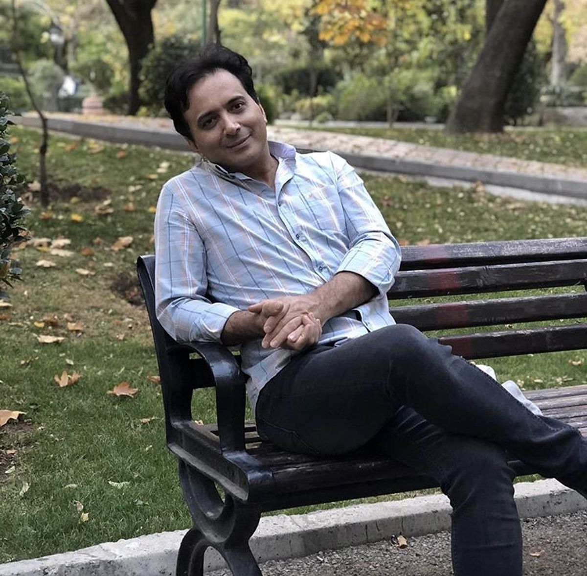 خواننده‌ مشهور در یک پارک + عکس