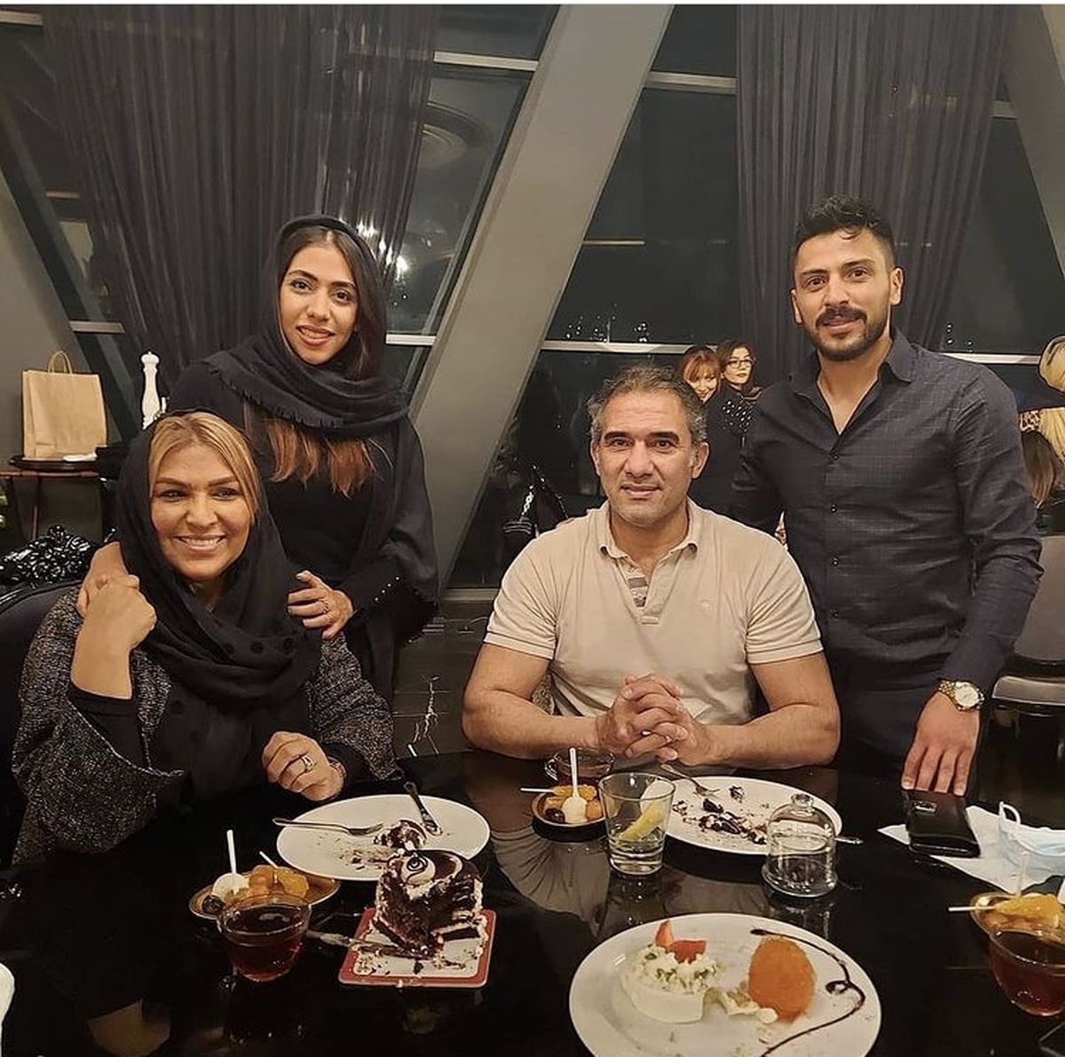 خانواده عابدازاده در یک رستوران لاکچری + عکس