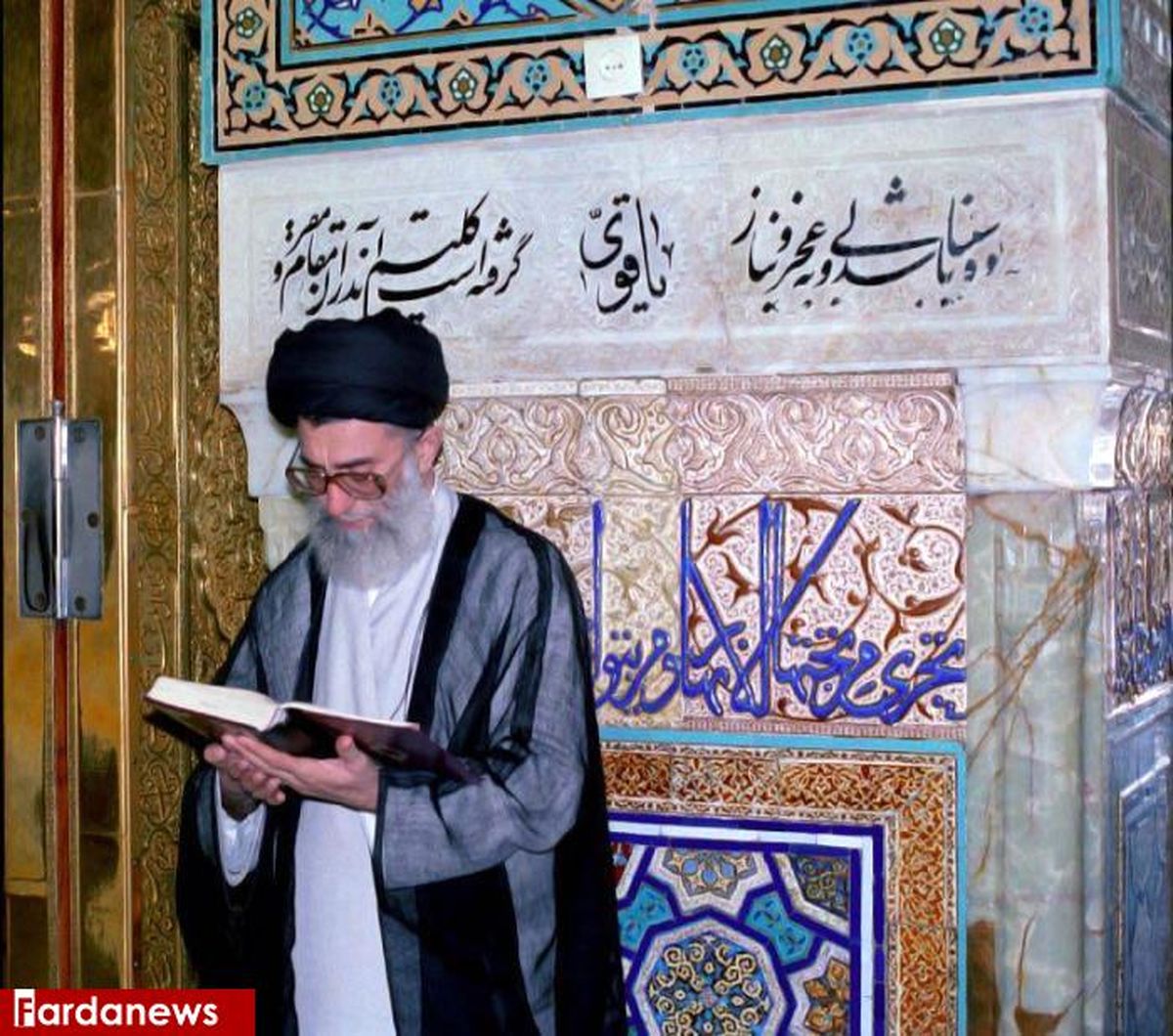 رهبر انقلاب در حرم امام رضا(ع) /عکس