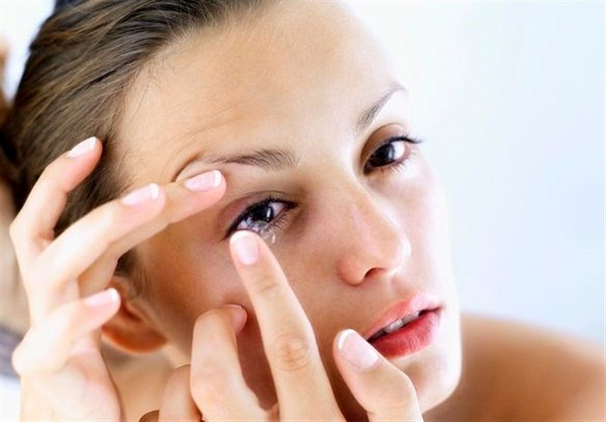 خارج کردن ۲۷ لنز رنگی از چشم یک زن+عکس