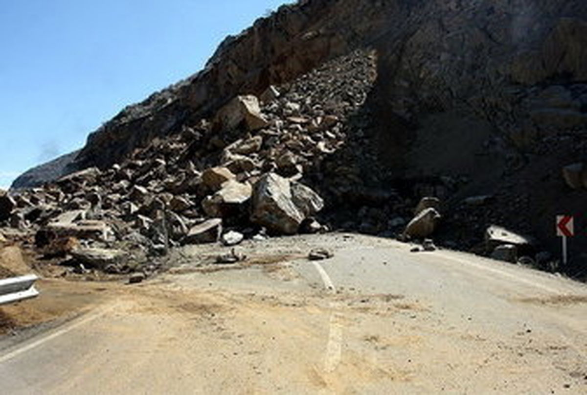 ریزش کوه در نطنز براثر بارش شدید باران