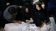 وداع ابدی مادر و پسر با پاشیدن نقل و  اسکناس +فیلم