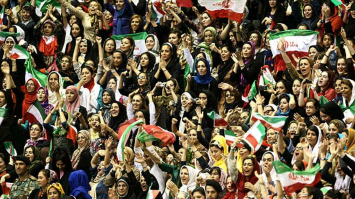 حضور زنان در کنار مردان در ورزشگاه ایراد دارد یا دیدن بازیکانان مرد با لباس ورزشی؟