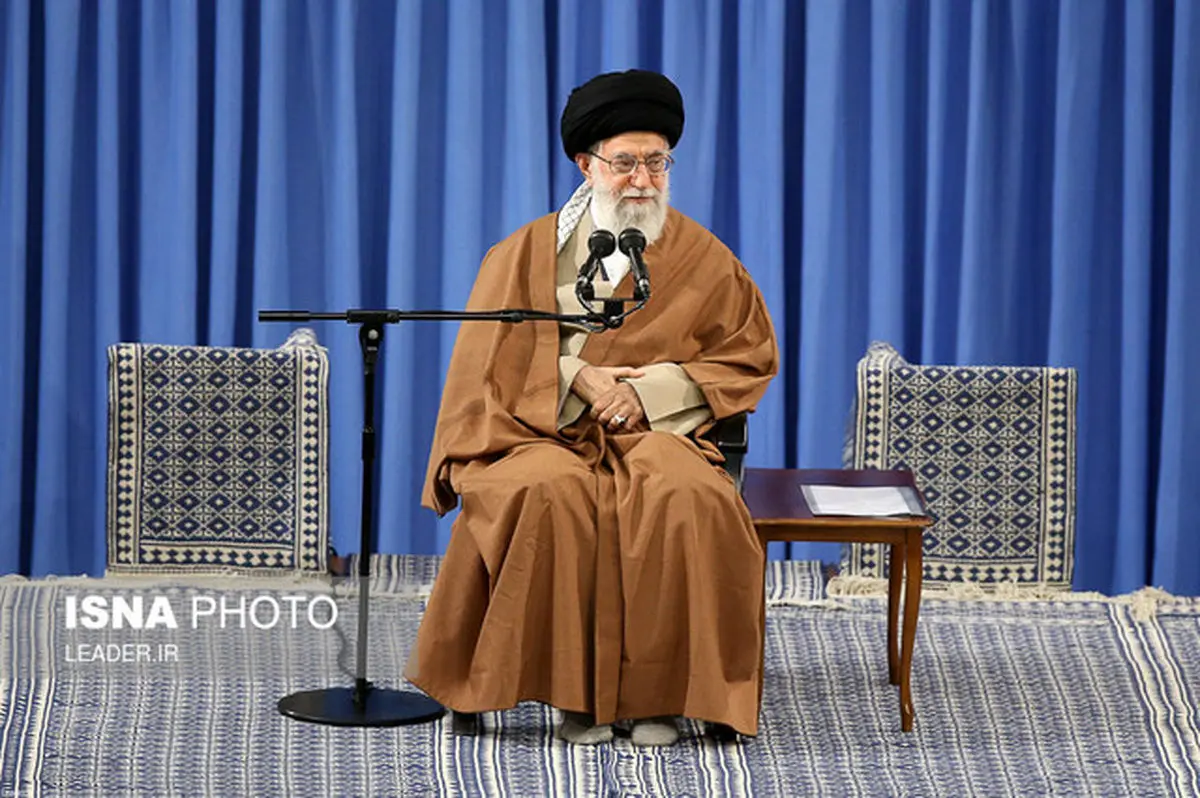 فرماندهان و جمعی از کارکنان نیروی هوایی ارتش با رهبر انقلاب دیدار می‌کنند