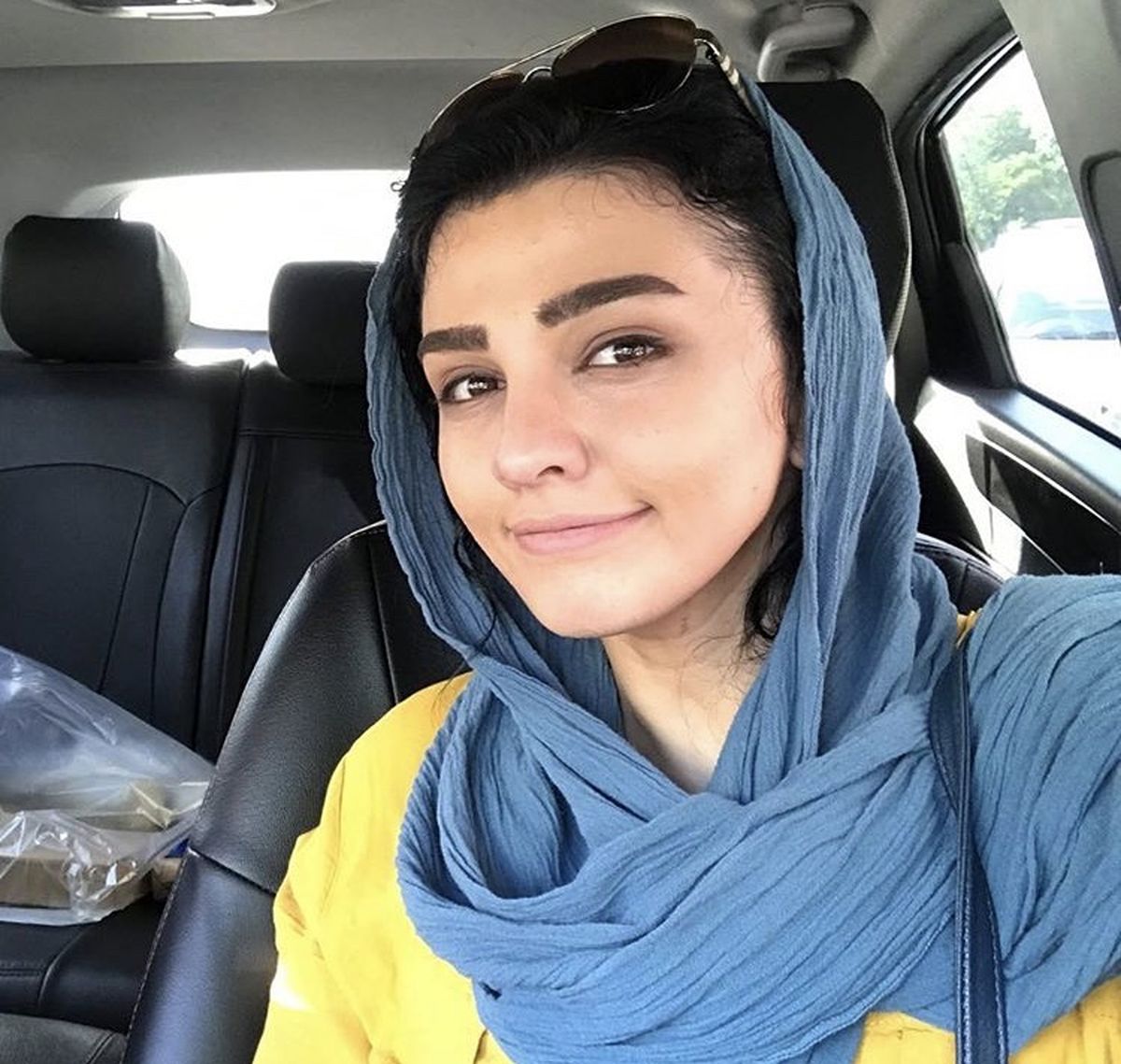 سلفی خانم بازیگر جوان در ماشین لاکچریش + عکس