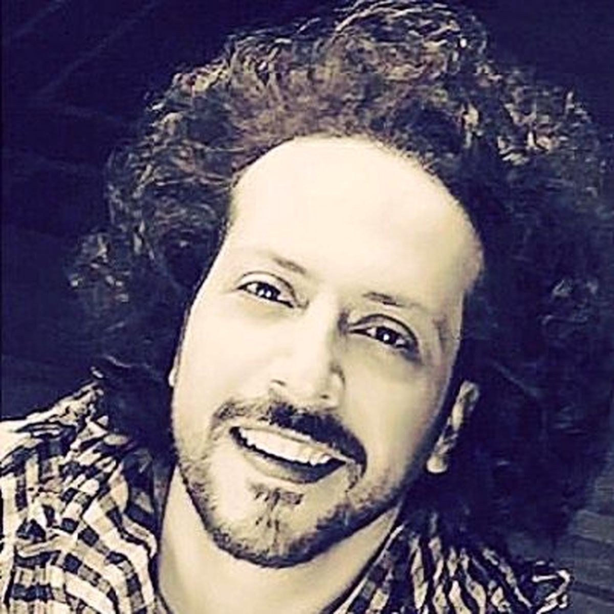 خواننده مو فرفری معروف + عکس