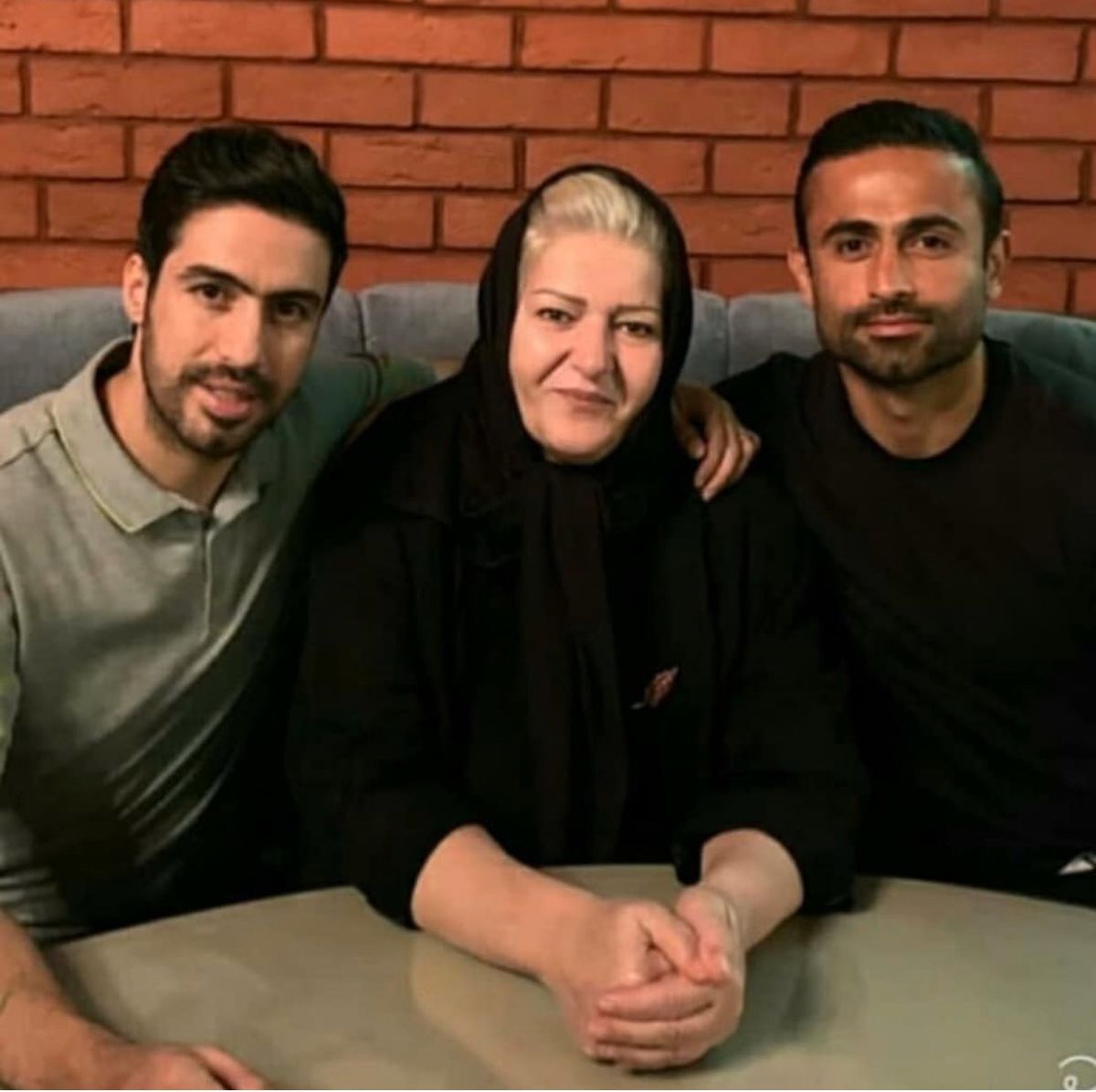 عکس دو فوتبالیست معروف باجناق در کنار مادر خانمشان