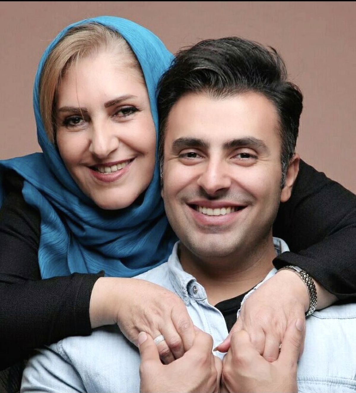 خواننده جوان محبوب در آغوش مادرش + عکس