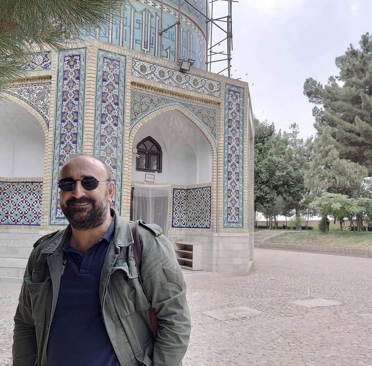 مهران احمدی در یک مکان زیارتی + عکس