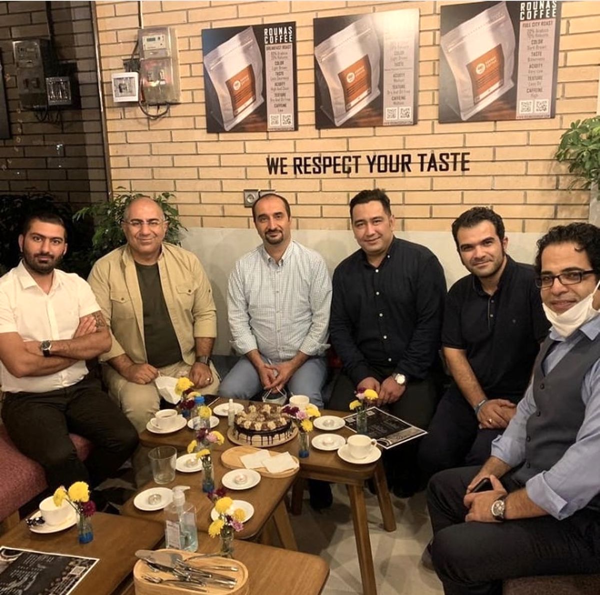 نیما کرمی و دوستانش در کافه + عکس